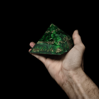 Orgonit-Pyramide Smaragdgruen "Nilerwachen" XXL